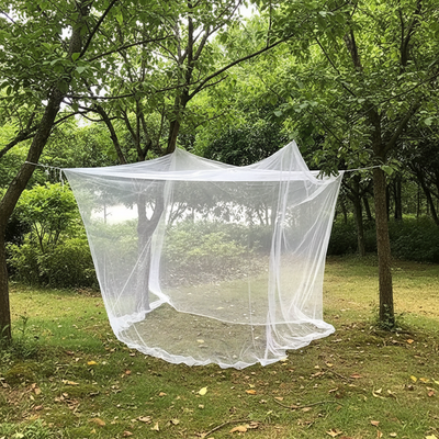 Moustiquaire cube de camping suspendue, vue d'ensemble en extérieur - Moustigo